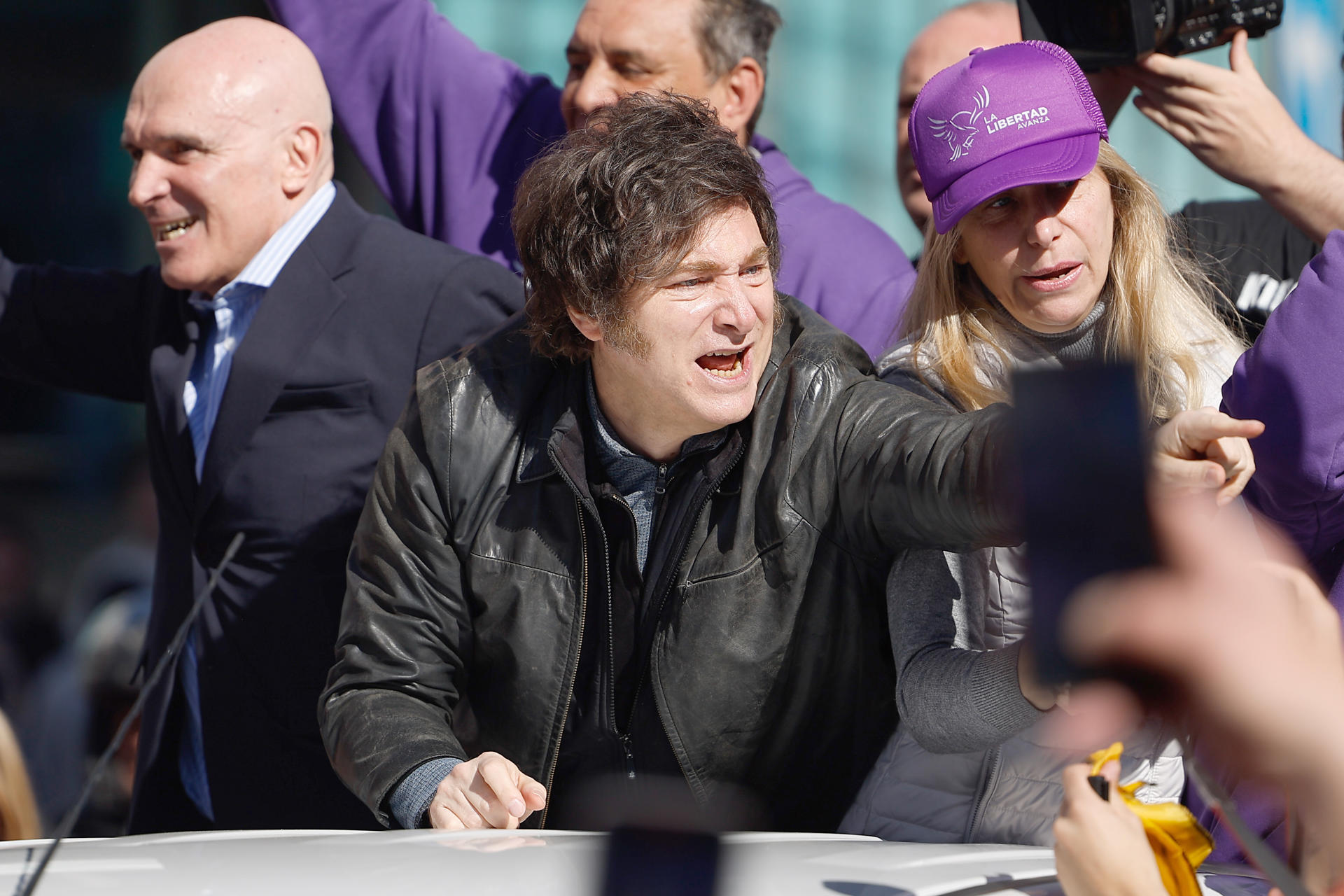 El presidente de Argentina, Javier Milei (c), reacciona durante un acto de campaña electoral este miércoles, en Lomas de Zamora (Argentina). EFE/ Juan Ignacio Roncoroni