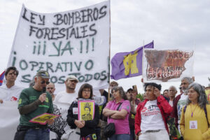 Bomberos forestales se concentran ante las Cortes de Castilla y León para protestar por la gestión de los incendios forestales, sobre la que comparece en el hemiciclo el presidente de la Junta, Alfonso Fernández Mañueco. EFE/Nacho Gallego