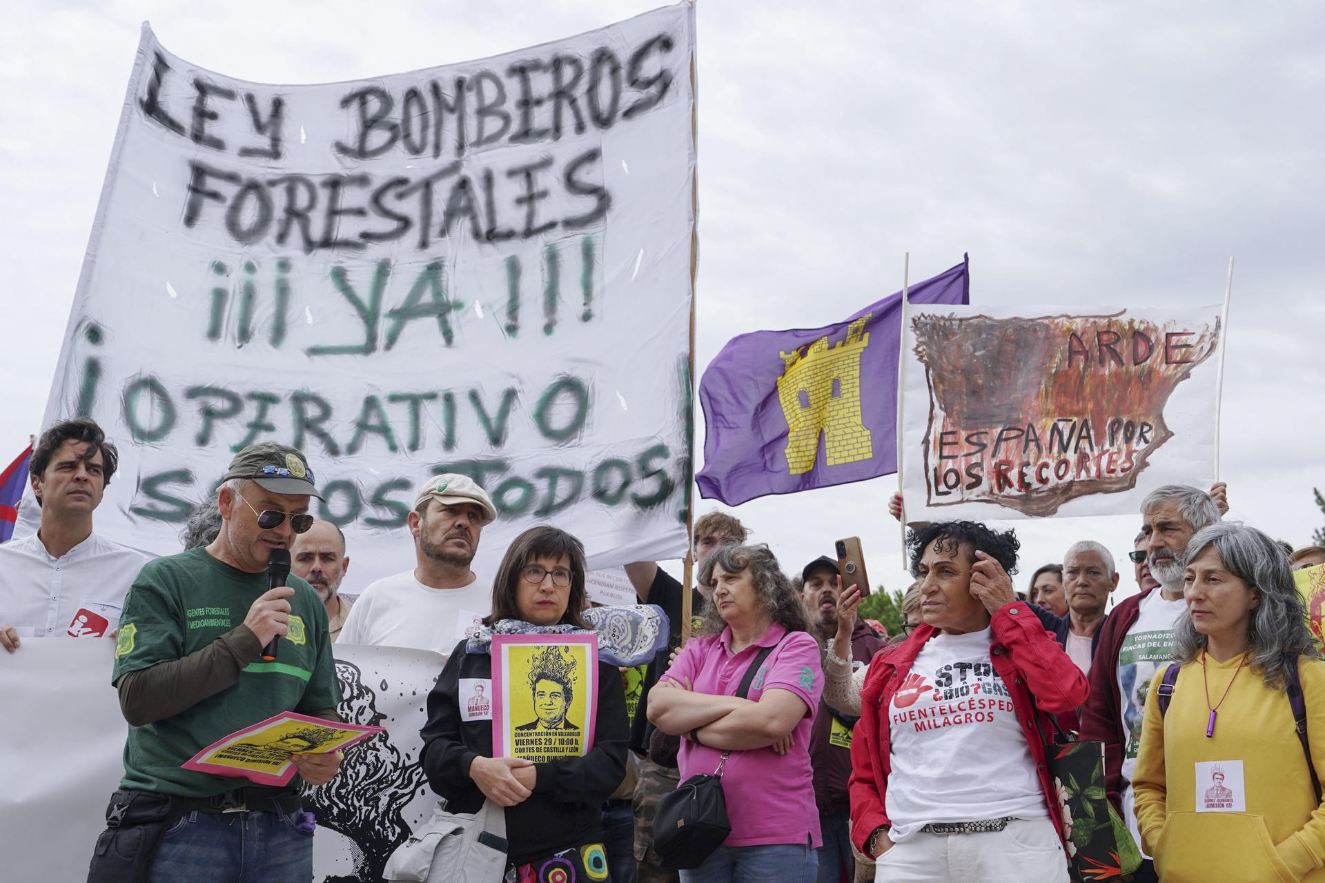Bomberos forestales se concentran ante las Cortes de Castilla y León para protestar por la gestión de los incendios forestales, sobre la que comparece en el hemiciclo el presidente de la Junta, Alfonso Fernández Mañueco. EFE/Nacho Gallego