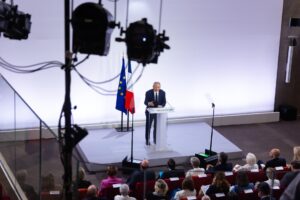 El primer ministro francés, François Bayrou, habla durante una conferencia de prensa para presentar las directrices presupuestarias en París, Francia, 25 de agosto de 2025. (Francia) EFE/EPA/CHRISTOPHE PETIT TESSON