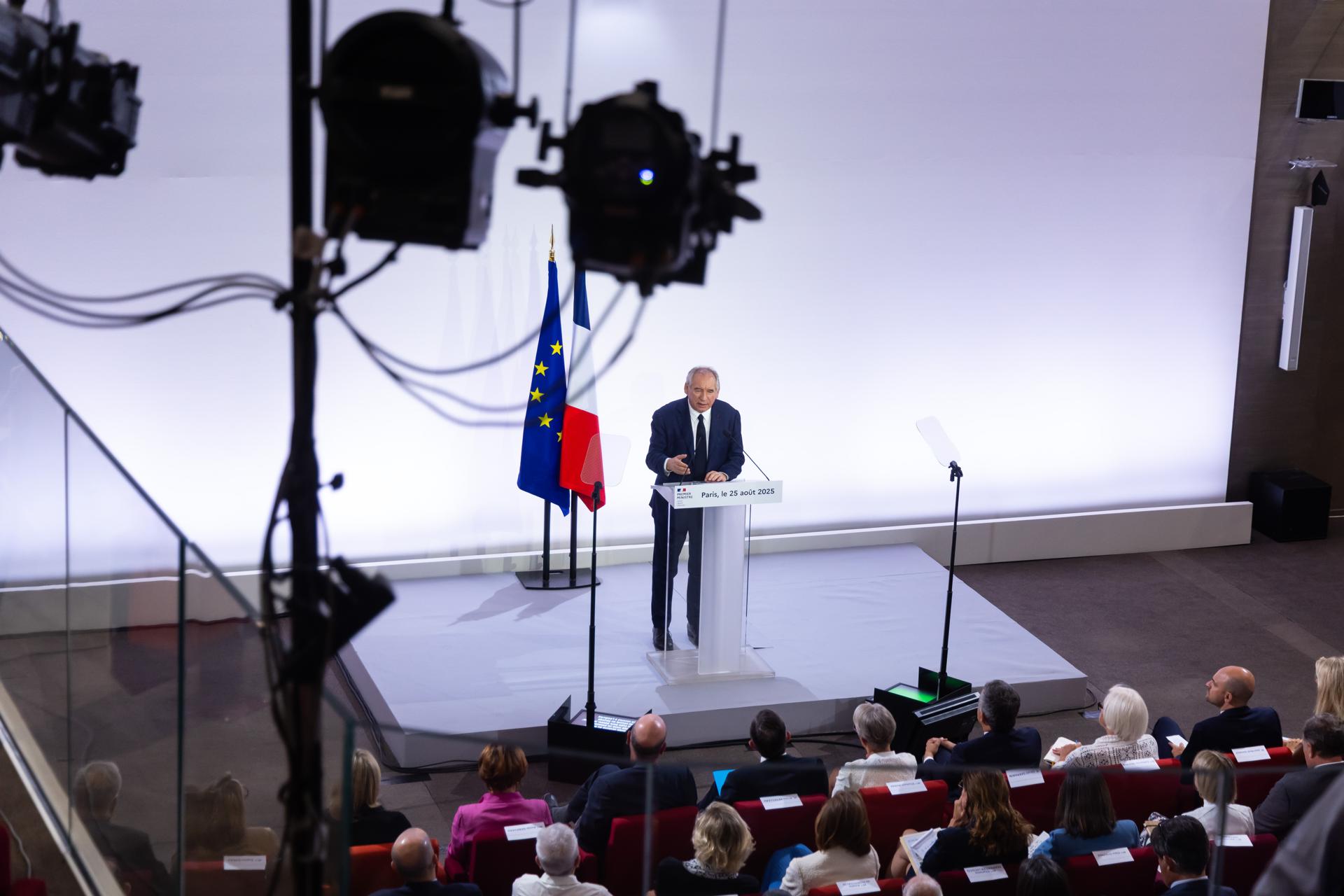 El primer ministro francés, François Bayrou, habla durante una conferencia de prensa para presentar las directrices presupuestarias en París, Francia, 25 de agosto de 2025. (Francia) EFE/EPA/CHRISTOPHE PETIT TESSON