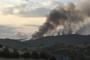 Incendio en las inmediaciones de la localidad de La Magdalena, este lunes. EFE/ J.Casares/Archivo