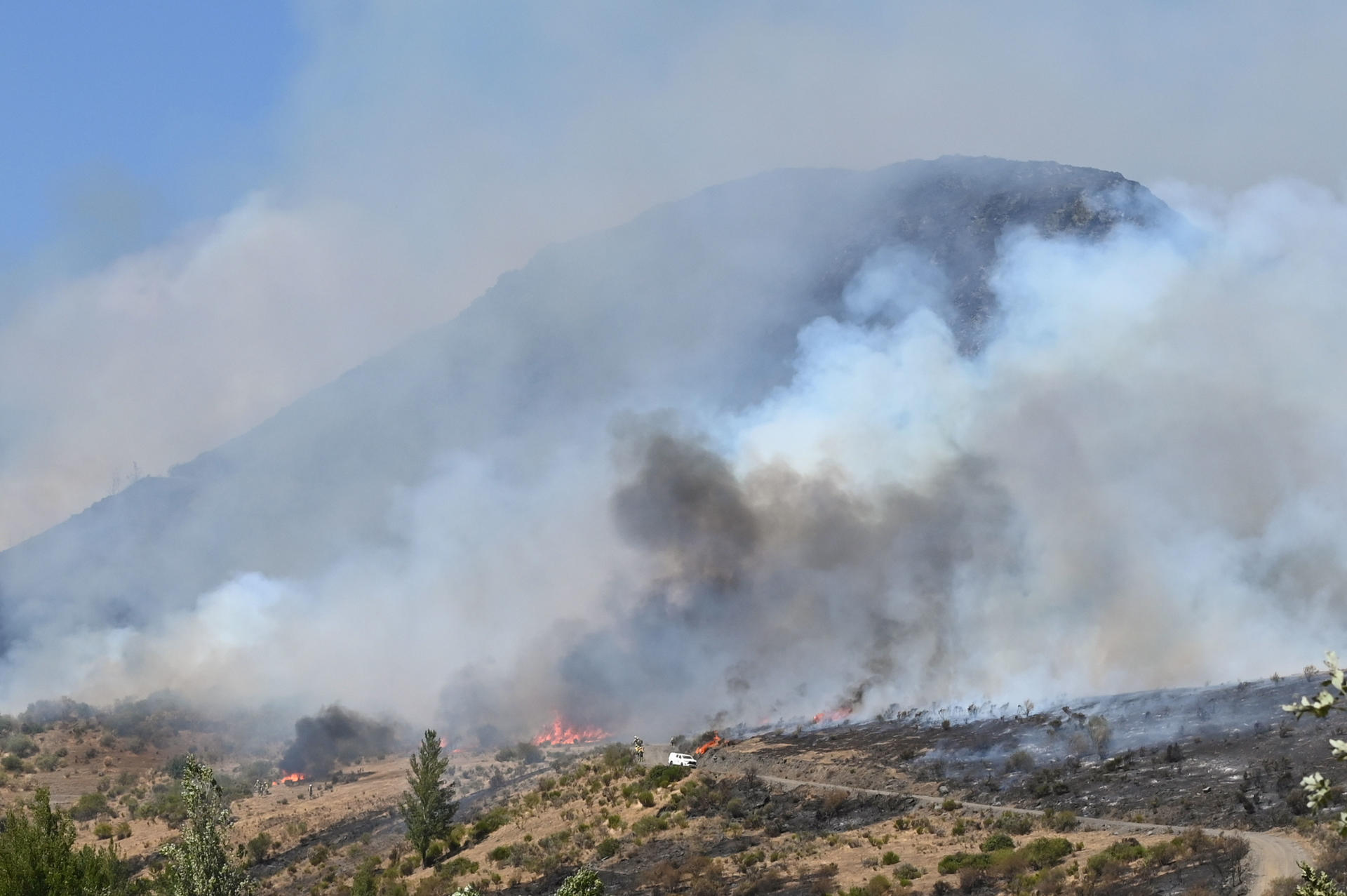 El incendio que quema Fasgar (León) desde el pasado 8 de agosto -21 días-, con la incapacidad de los medios de extinción de atacar directamente en muchas ocasiones las llamas, posee unas condiciones "nunca vistas", según relatan los medios que tratan de sofocarlo, ha destacado la Junta de Castilla y León. EFE/ J. Casares