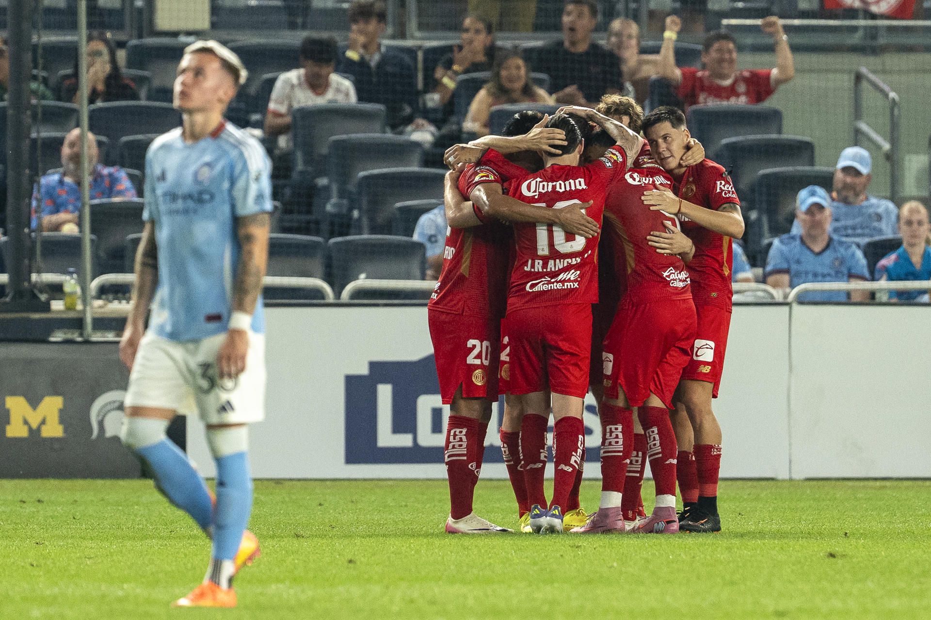 Jugadores de Toluca celebran un gol en la fase de grupos de la Leagues Cup ante el New York City en el Yankee Stadium en Nueva York (Estados Unidos). EFE/Ángel Colmenares