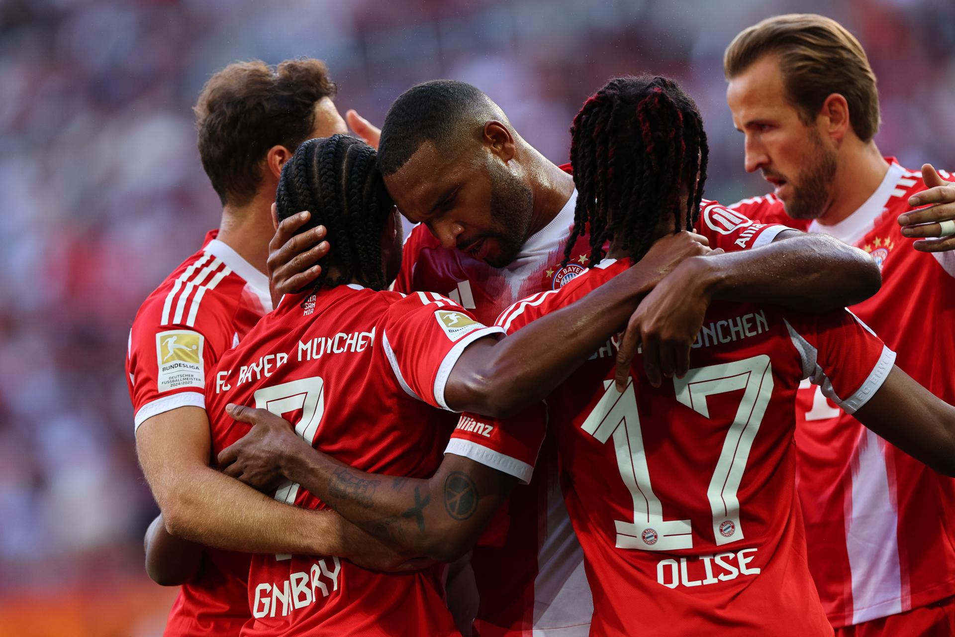 El jugador del Bayern Serge Gnabry celebra el 0-1 con sus compañeros durante el partido de la Bundesliga que han jugado FC Augsburg y Bayern Múnich en Augsburg, Alemania. EFE/EPA/ANNA SZILAGYI