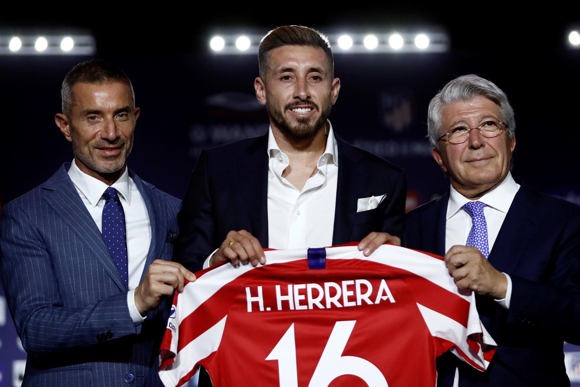 Fotografía de Mariscal, en la que puede verse en una imagen de archivo del 5 de julio de 2019 al entonces director deportivo del Atlético de Madrid, Andrea Berta (i), hoy director deportivo del Arsenal inglés. EFE
