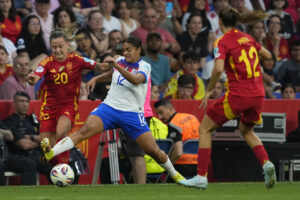 Fotografía de Alejandro García, en la que puede verse en una imagen de archivo del 3 de junio de 2025 a la futbolista inglesa Jess Carter (c), durante un partido con su selección. EFE