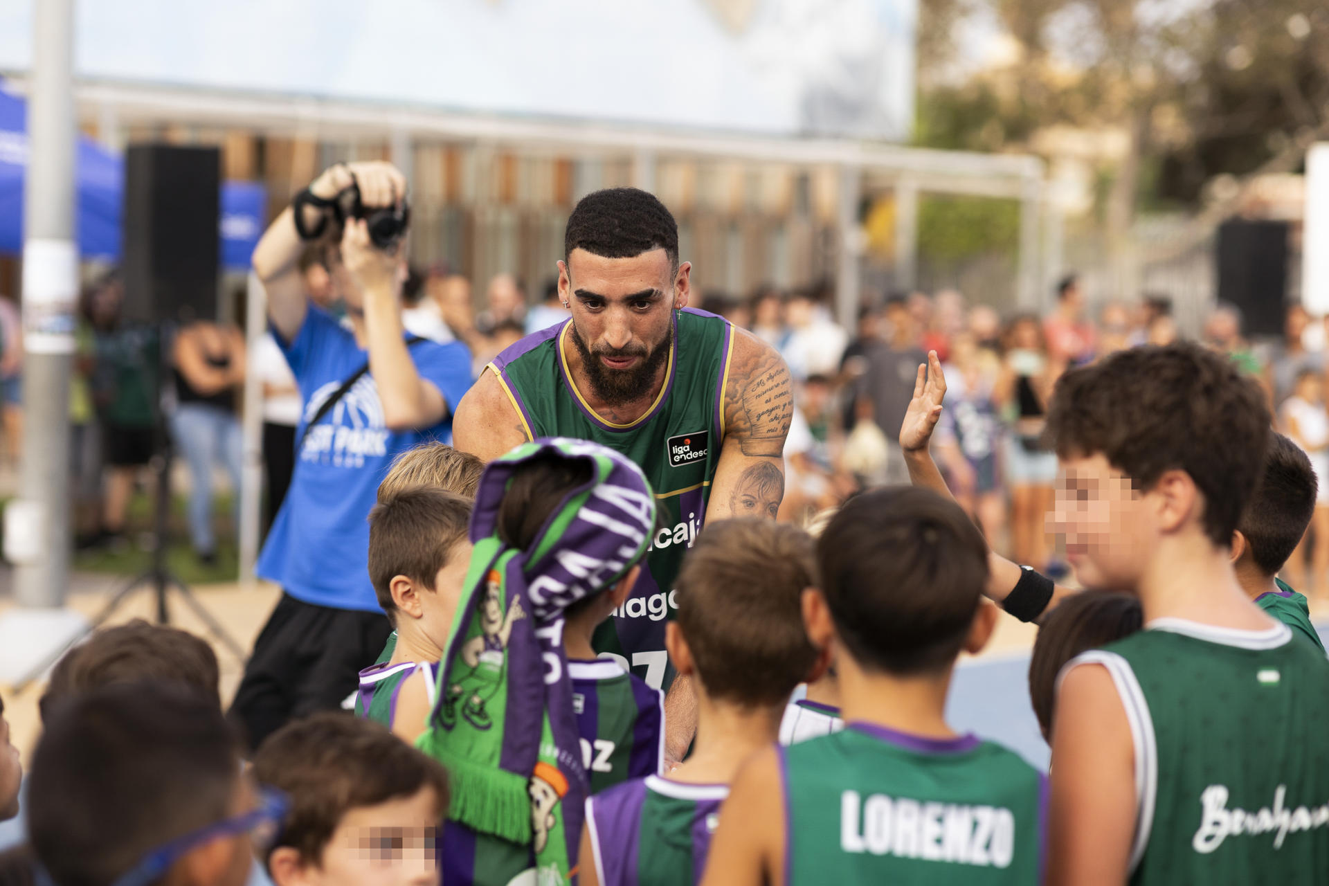 El Unicaja presenta a su nuevo jugador, el escolta dominicano Chris Duarte, este martes en el parque del oeste de Málaga. EFE/Carlos Díaz