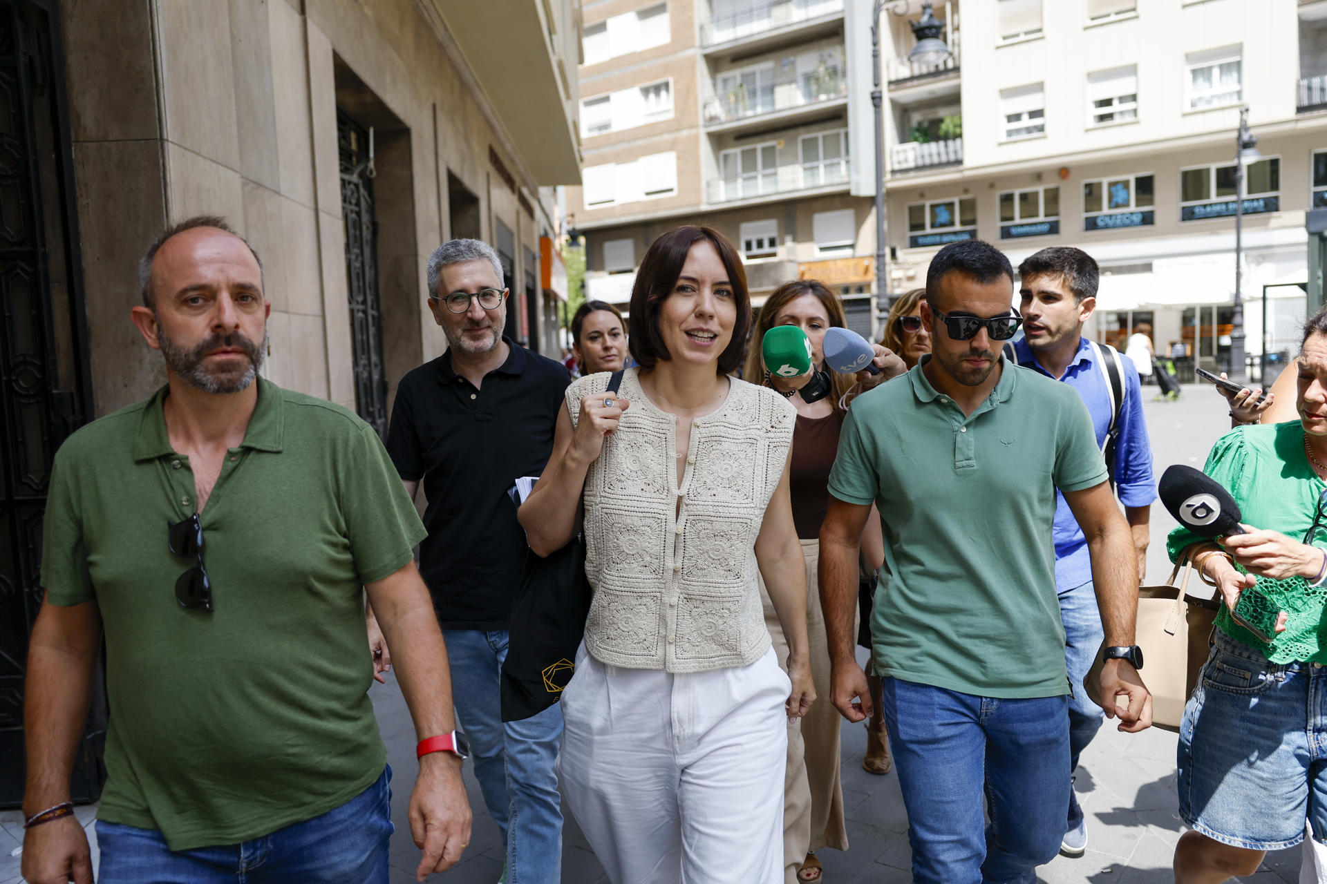 La secretaria general del PSPV-PSOE, la ministra Diana Morant (c), tras la reunión mantenida con la nueva comisionada del Gobierno para la reconstrucción tras la dana, Zulima Pérez, así como con alcaldes y portavoces del PSPV-PSOE de municipios afectados por la dana, este miércoles en València. EFE/ Ana Escobar
