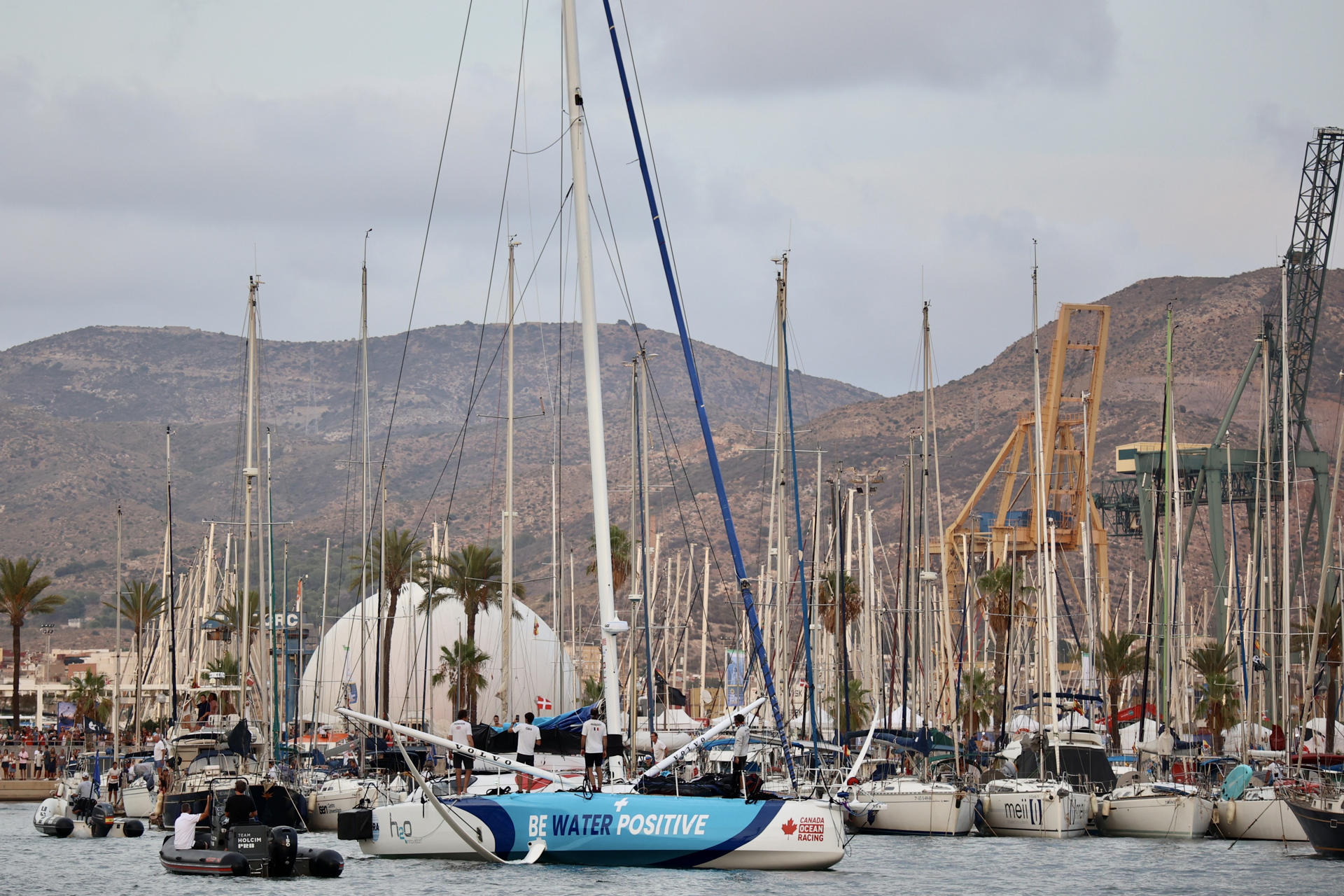 El Be Water Positive hace su entrada a puerto de Cartagena, esta tarde, con gran afluencia de público. La regata The Ocean Race Europe llega al puerto de Cartagena, donde esta tarde, autoridades han cortado la cinta para su inauguración. EFE/ Juan Carlos Caval