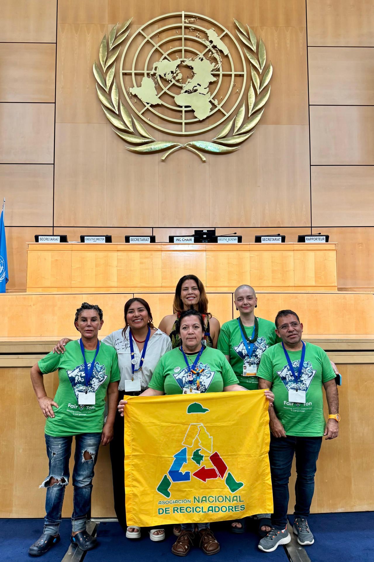 Fotografía sin fecha cedida del por la Fundación Avina desde la izquierda Nohra Padilla, Asociación de Recicladores de Bogotá; Jadira Vivanco (camisa blanca), Fundación Avina; Soledad Mella, Asociación de Recicladores de Chile (sostiene bandera); Silvio Ruiz, Red Latinoamericana de Recicladores; atrás izq a derecha Romina Malagamba y Paula Pariz, Fundación Avina en Ginebra (Suiza). EFE/ Fundación Avina /SOLO USO EDITORIAL NO VENTAS /SOLO DISPONIBLE PARA ILUSTRAR LA NOTICIA QUE ACOMPAÑA (CRÉDITO OBLIGATORIO)
