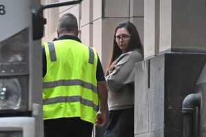 Fotografía de archivo de Erin Patterson (centro), la australiana hallada culpable por el asesinato de tres familiares y el intento de asesinato de otro al envenenarlos con setas.
EFE/EPA/JAMES ROSS AUSTRALIA AND NEW ZEALAND OUT