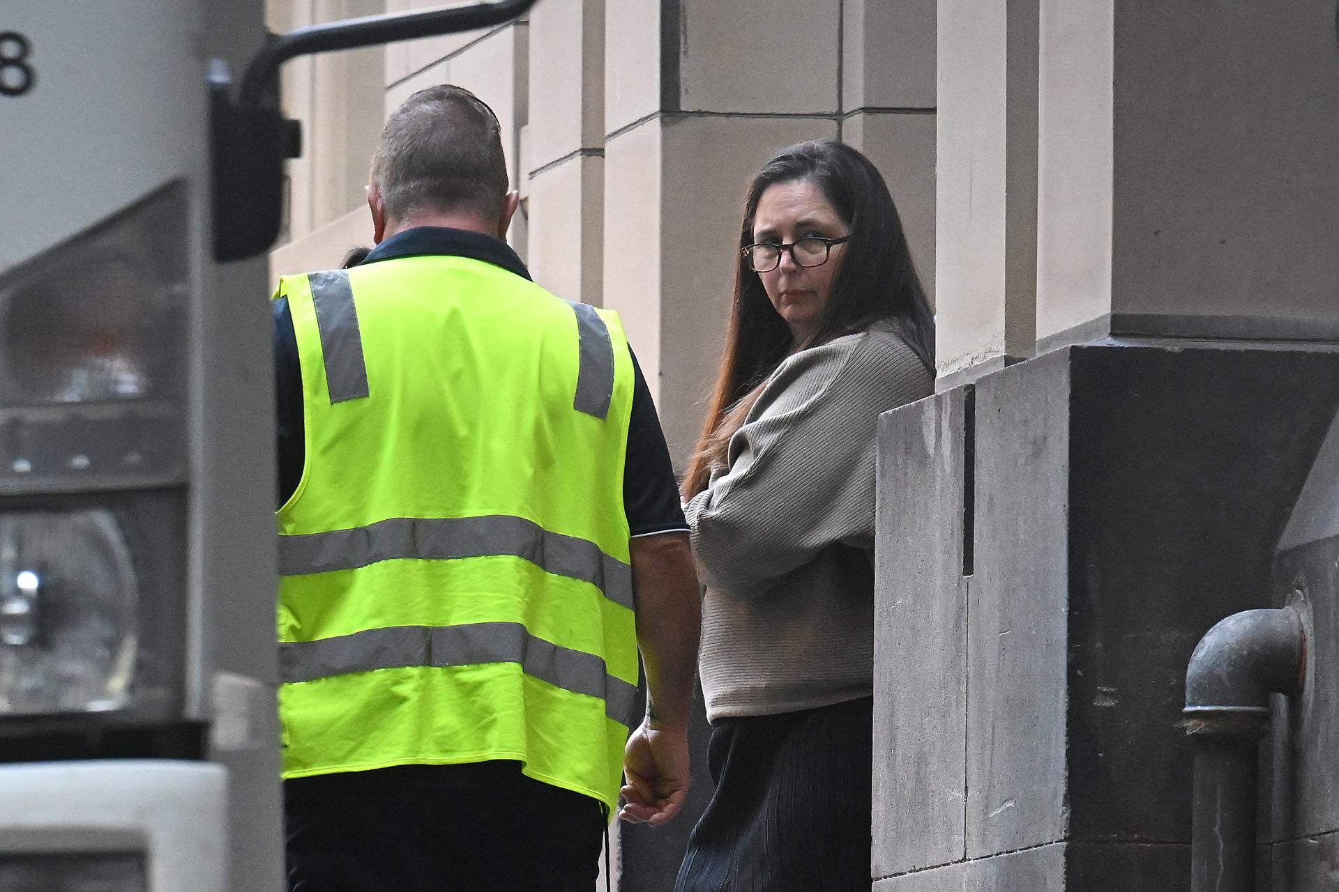 Fotografía de archivo de Erin Patterson (centro), la australiana hallada culpable por el asesinato de tres familiares y el intento de asesinato de otro al envenenarlos con setas.
EFE/EPA/JAMES ROSS AUSTRALIA AND NEW ZEALAND OUT