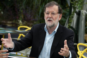 El expresidente del Gobierno Mariano Rajoy en la presentación en los Cursos de La Granda su libro 'Discursos parlamentarios de Mariano Rajoy Brey. Presidente del Gobierno 2011-2018', este jueves en el Hotel Palacio de Avilés (Asturias). EFE/Paco Paredes