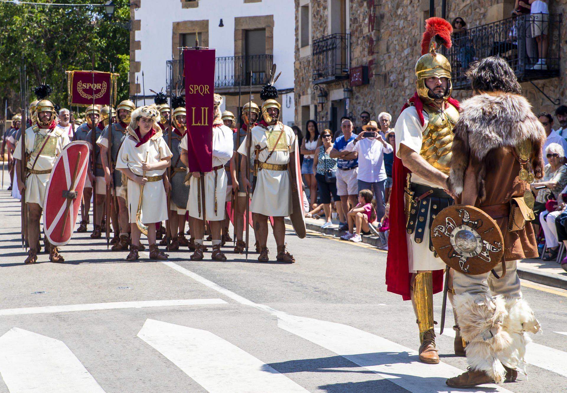 Desfile de tropas Romanas y Numantinas, asi como demostraciones didácticas se llevan a cabo por vecinos del pueblo de Garray este sábado. EFE/ Wifredo García Álvaro