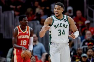 El alero de los Milwaukee Bucks, Giannis Antetokounmpo (d), en una imagen de archivo. EFE/EPA/Erik S. Lesser.