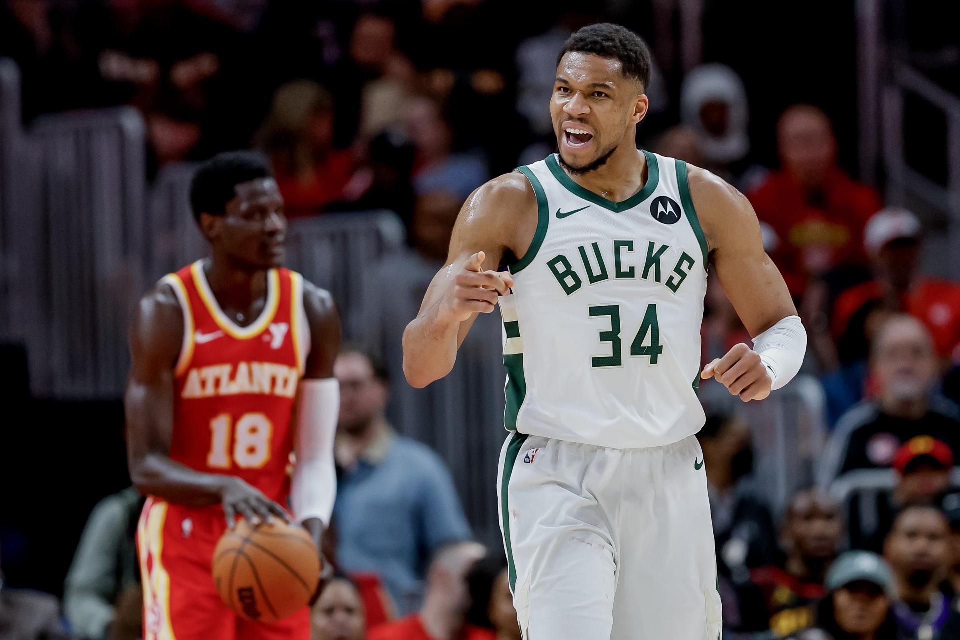 El alero de los Milwaukee Bucks, Giannis Antetokounmpo (d), en una imagen de archivo. EFE/EPA/Erik S. Lesser.