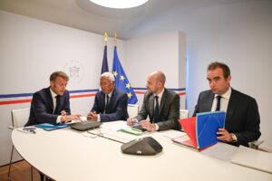 (L-D) El presidente de Francia, Emmanuel Macron, Antonio Costa, presidente del Consejo Europeo, el ministro de Europa y Asuntos Exteriores de Francia, Jean-Noel Barrot, y el ministro de Defensa de Francia, Sebastien Lecornu, asisten a una videoconferencia sobre Ucrania en el Fort de Bregancon en Bormes-les-Mimosas, Francia, 13 de agosto de 2025. (Francia, Ucrania) EFE/EPA/PHILIPPE MAGONI / POOL
