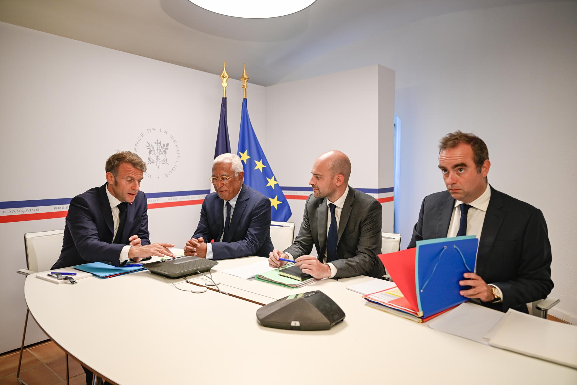(L-D) El presidente de Francia, Emmanuel Macron, Antonio Costa, presidente del Consejo Europeo, el ministro de Europa y Asuntos Exteriores de Francia, Jean-Noel Barrot, y el ministro de Defensa de Francia, Sebastien Lecornu, asisten a una videoconferencia sobre Ucrania en el Fort de Bregancon en Bormes-les-Mimosas, Francia, 13 de agosto de 2025. (Francia, Ucrania) EFE/EPA/PHILIPPE MAGONI / POOL