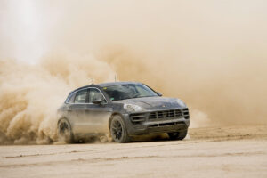 Imagen de un Porsche Macan durante una prueba de conducción en tierra. EPA/PORSCHE / HANDOUT