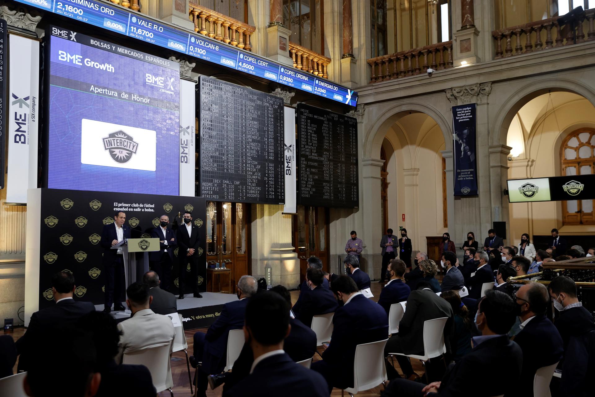 Fotografía de Emilio Naranjo, en la que puede verse la imagen de archivo del 29 de octubre de 2021 que refleja la ceremonia de salida a bolsa del CF Intercity. EFE