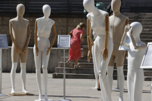 En la imagen de archivo, decenas de maniquíes colocados en Madrid para concienciar a la sociedad sobre la incidencia de la artritis y de las enfermedades reumáticas. EFE/ Juan Carlos Hidalgo
