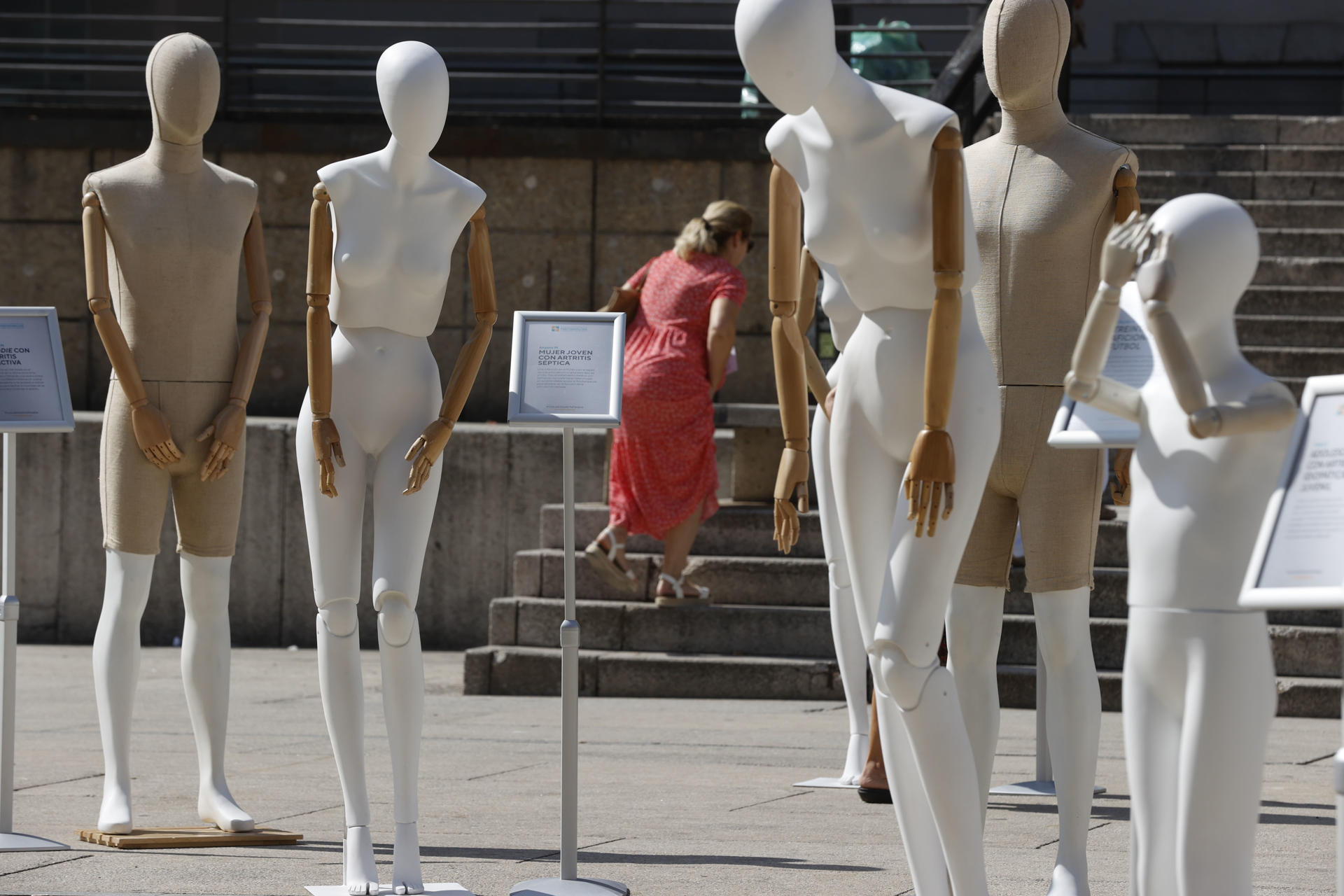 En la imagen de archivo, decenas de maniquíes colocados en Madrid para concienciar a la sociedad sobre la incidencia de la artritis y de las enfermedades reumáticas. EFE/ Juan Carlos Hidalgo