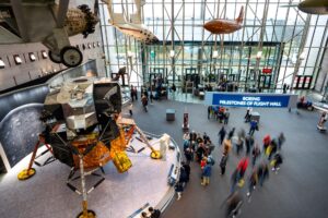 Foto de archivo de varios estudiantes que visitan el museo Smithsonian de Aire y Espacio en Washington D.C (Estados Unidos). EFE/ Jim Lo Scalzo