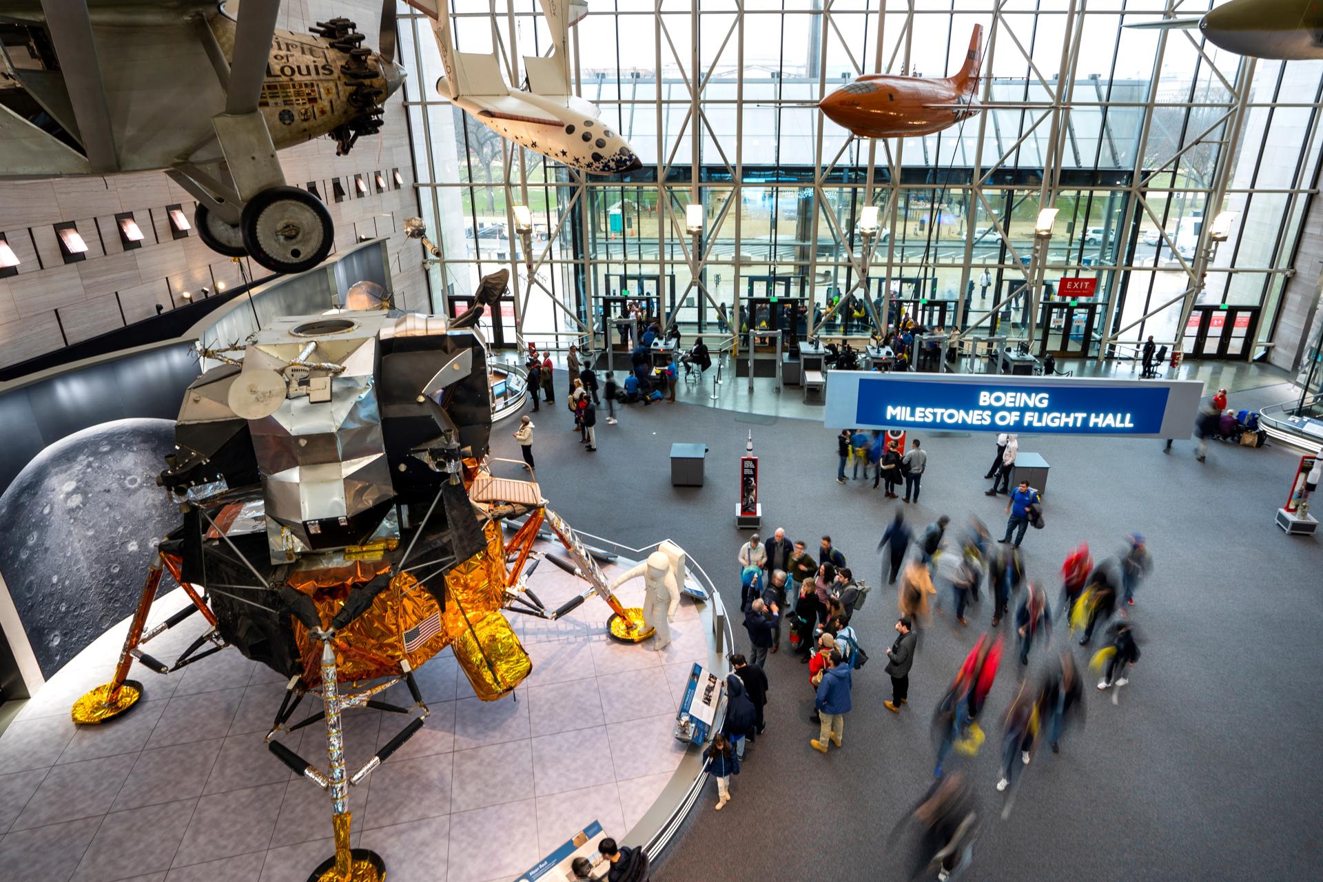 Foto de archivo de varios estudiantes que visitan el museo Smithsonian de Aire y Espacio en Washington D.C (Estados Unidos). EFE/ Jim Lo Scalzo