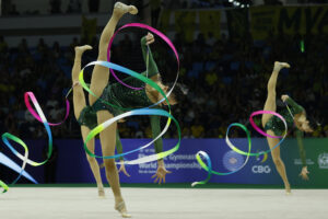 Gimnastas del equipo de China compiten en la categoría de gimnasia rítmica con cinta este domingo en el Campeonato Mundial de Gimnasia Rítmica en Río de Janeiro (Brasil). EFE/ Antonio Lacerda