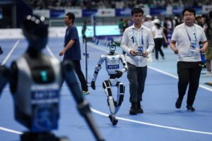 - Un robot disputa una carrera en los Juegos Mundiales de Robots Humanoides. EFE/EPA/WU HAO