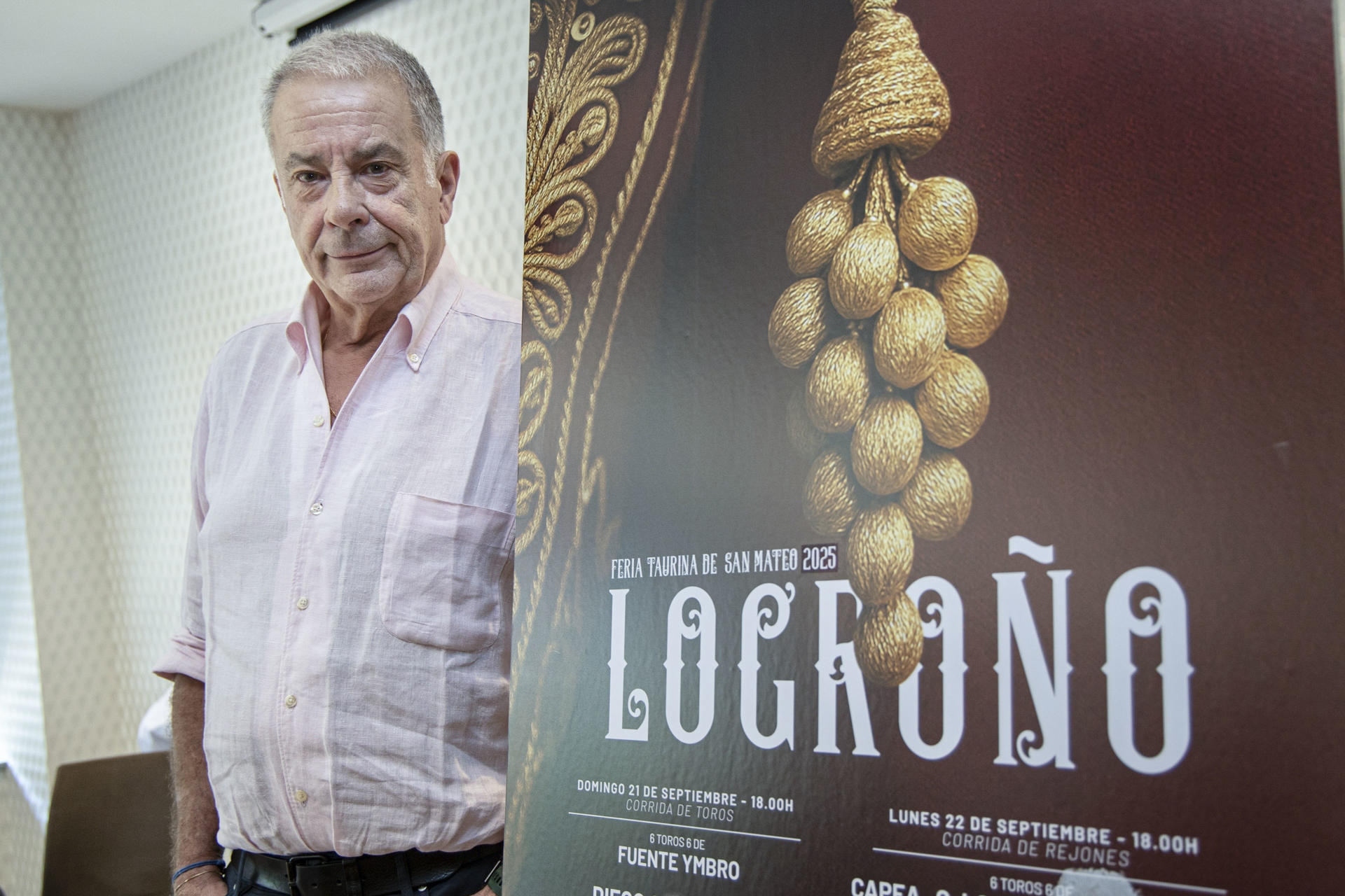 El empresario de la plaza de toros La Ribera de Logroño, Óscar Martínez, presenta el cartel de la Feria Taurina de San Mateo 2025 este jueves en Logroño. La feria taurina de San Mateo en Logroño, que se celebrará entre el 21 y el 24 de septiembre ha programado unos carteles que combinan a jóvenes valores del toreo, como el mexicano Diego San Román, con algunas de las principales figuras del toreo, como Morante de la Puebla, Andrés Roca Rey, Alejandro Talavante o el riojano Diego Urdiales. EFE/ Raquel Manzanares