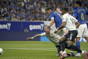 El centrocampista argentino del Real Madrid Franco Mastantuono (i) cae ante dos rivales durante el partido de LaLiga que enfrenta al Real Oviedo y al Real Madrid este domingo en el estadio Carlos Tartiere. EFE/Paco Paredes