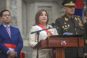 Fotografía cedida este miércoles por Presidencia de Perú, de la mandataria Dina Boluarte hablando en una intervención pública en el patio del Palacio de Gobierno de Lima (Perú). EFE/Ricardo Cuba Presidencia de Perú