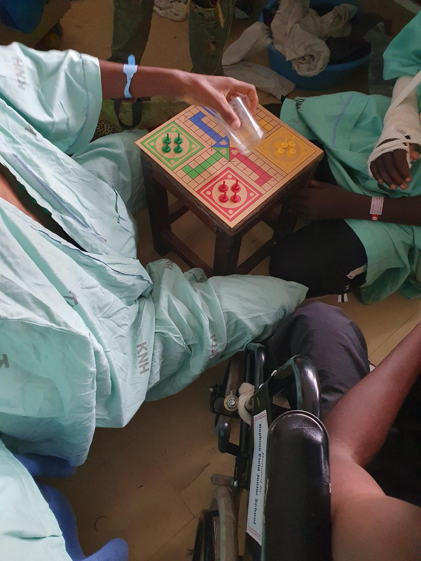Desde hace semanas, un grupo de jóvenes organizados bajo el nombre Kuna Dawa (Hay medicina, en suajili) visitan en el hospital a las víctimas que sufrieron disparos durante las masivas protestas recientes en Kenia y les llevan desde cepillos de dientes hasta cuadernos para pintar. EFE/ Colectivo Kuna Dawa // SOLO USO EDITORIAL/SOLO DISPONIBLE PARA ILUSTRAR LA NOTICIA QUE ACOMPAÑA (CRÉDITO OBLIGATORIO)