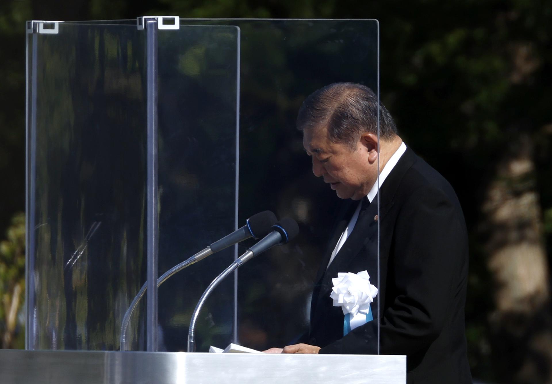 El primer ministro japonés, Shigeru Ishiba, pronuncia un discurso durante la Ceremonia Conmemorativa de la Paz en el 80º aniversario del bombardeo atómico de Hiroshima en el Parque Conmemorativo de la Paz en Hiroshima, Japón, el 6 de agosto de 2025. EFE/EPA/Franck Robichon