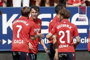 Los jugadores del Osasuna celebran su primer gol, obra del croata Ante Budimir, durante el partido de LaLiga entre el Osasuna y el Valencia, este domingo en el estadio del Sadar. EFE/ Jesús Diges