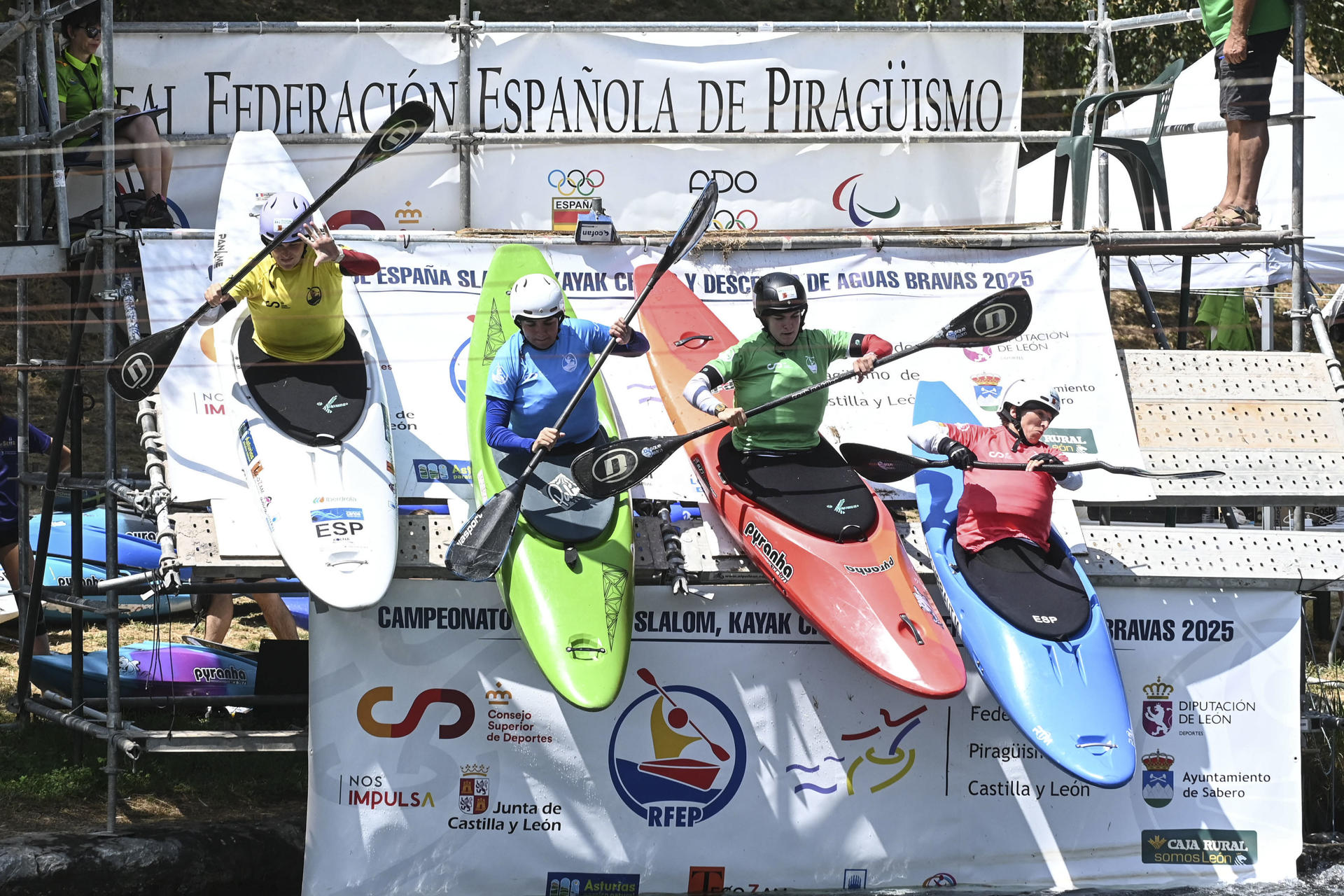 Deportistas participan este domingo en el Campeonato de España de Kayak Cross 2025, en Sabero (León). EFE/J.Casares
