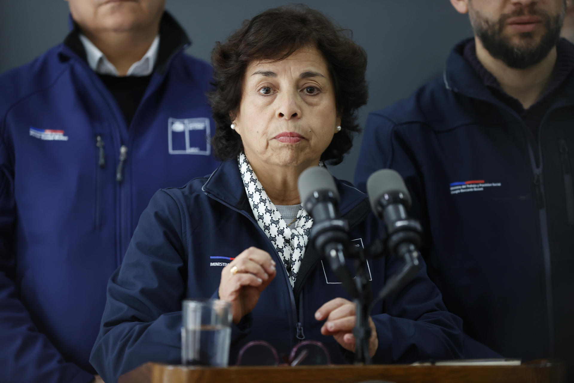 La ministra de minería, Aurora Williams, habla durante una rueda de prensa este sábado, en las oficinas centrales de la División El Teniente en Rancagua (Chile). EFE/ Elvis González
