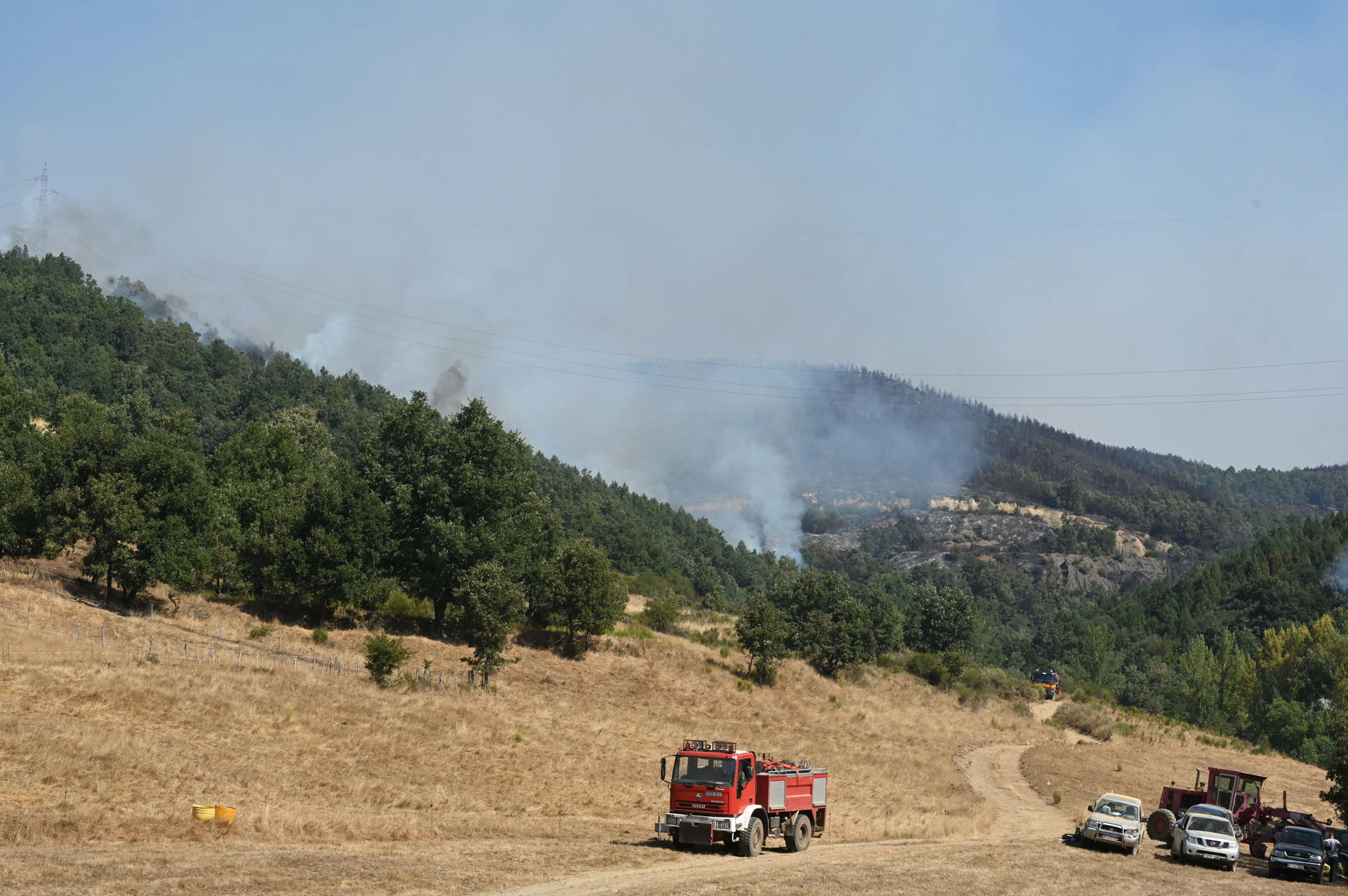 Incendio en la localidad leonesa de Garaño este lunes. EFE/J.Casares