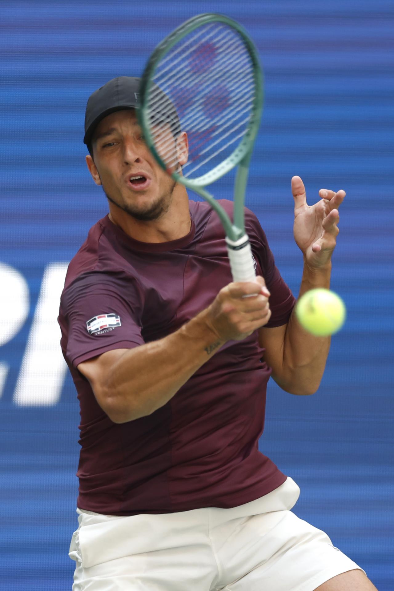 Luciano Darderi, de Italia, en acción contra Carlos Alcaraz, de España, en partido de la tercera ronda del Abierto de Estados Unidos en el Centro Nacional de Tenis USTA Billie Jean King en Flushing Meadows, Nueva York. EFE/EPA/JOHN G. MABANGLO
//////////
FLUSHING MEADOWS (United States), 29/08/2025.- Luciano Darderi of Italy in action against Carlos Alcaraz of Spain during the third round of the US Open Tennis Championships at the USTA Billie Jean King National Tennis Center in Flushing Meadows, New York, USA, 29 August 2025. The US Open tournament runs from 24 August through 07 September. (Tenis, Italia, España, Nueva York) EFE/EPA/JOHN G. MABANGLO
