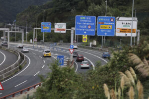 Coches circulan por la A8 a su paso por Bilbao, donde este domingo las carreteras de Euskadi presentan normalidad en la segunda jornada de la operación retorno, ya que no se han registrado retenciones de importancia ni accidentes reseñables, ha informado el Departamento vasco de Seguridad.EFE/Luis Tejido
