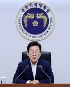 El presidente Lee Jae Myung asiste a la séptima reunión con sus secretarios superiores desde que asumió el cargo en la oficina presidencial en Seúl, Corea del Sur, el 14 de agosto de 2025. EFE/EPA/YONHAP SOUTH KOREA OUT