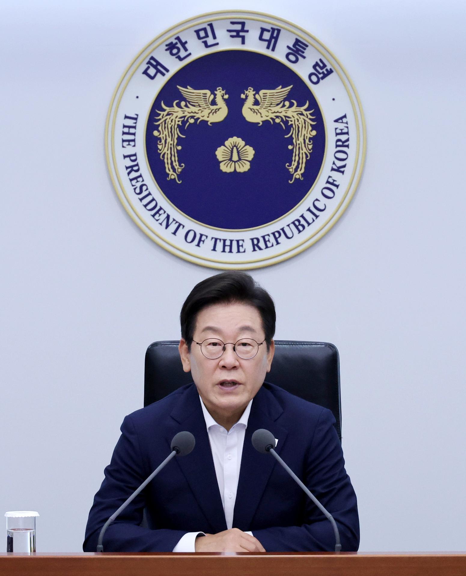 El presidente Lee Jae Myung asiste a la séptima reunión con sus secretarios superiores desde que asumió el cargo en la oficina presidencial en Seúl, Corea del Sur, el 14 de agosto de 2025. EFE/EPA/YONHAP SOUTH KOREA OUT
