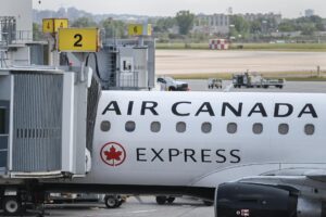 Un avión de Air Canada en una puerta del Montreal-Trudeau International Airport, en Montreal, Quebec, Canada. EFE/GRAHAM HUGHES