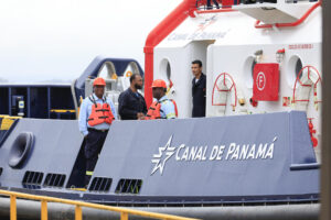 Fotografía de un remolcador en un muelle del Canal de Panamá. EFE/ Bienvenido Velasco