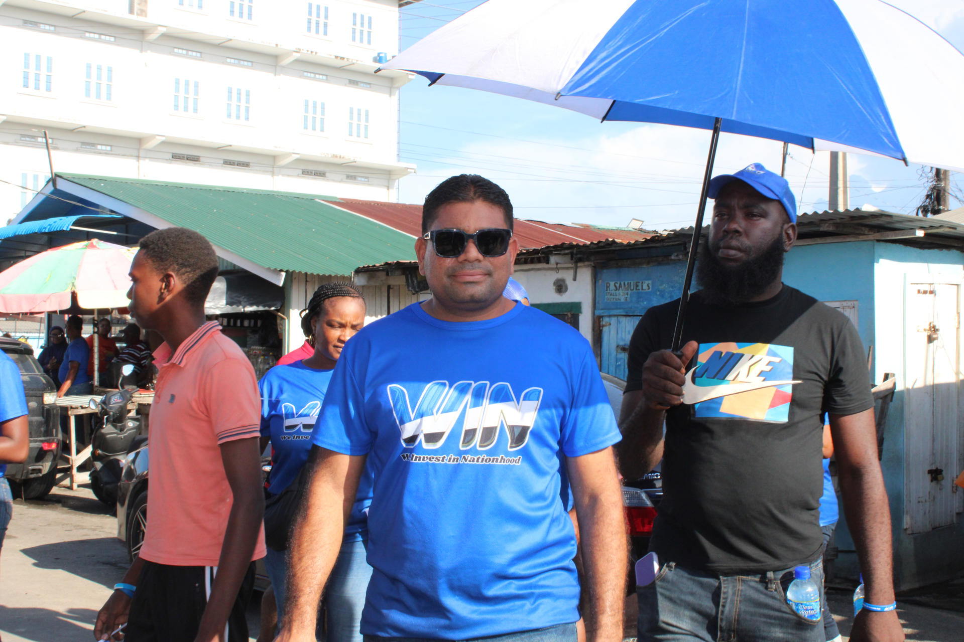 Fotografía del candidato presidencial por el partido Invertimos en la Nación (WIN), Azurddin Mohamed, durante un recorrido en Georgetown (Guyana). EFE/ Nazima Raghubir