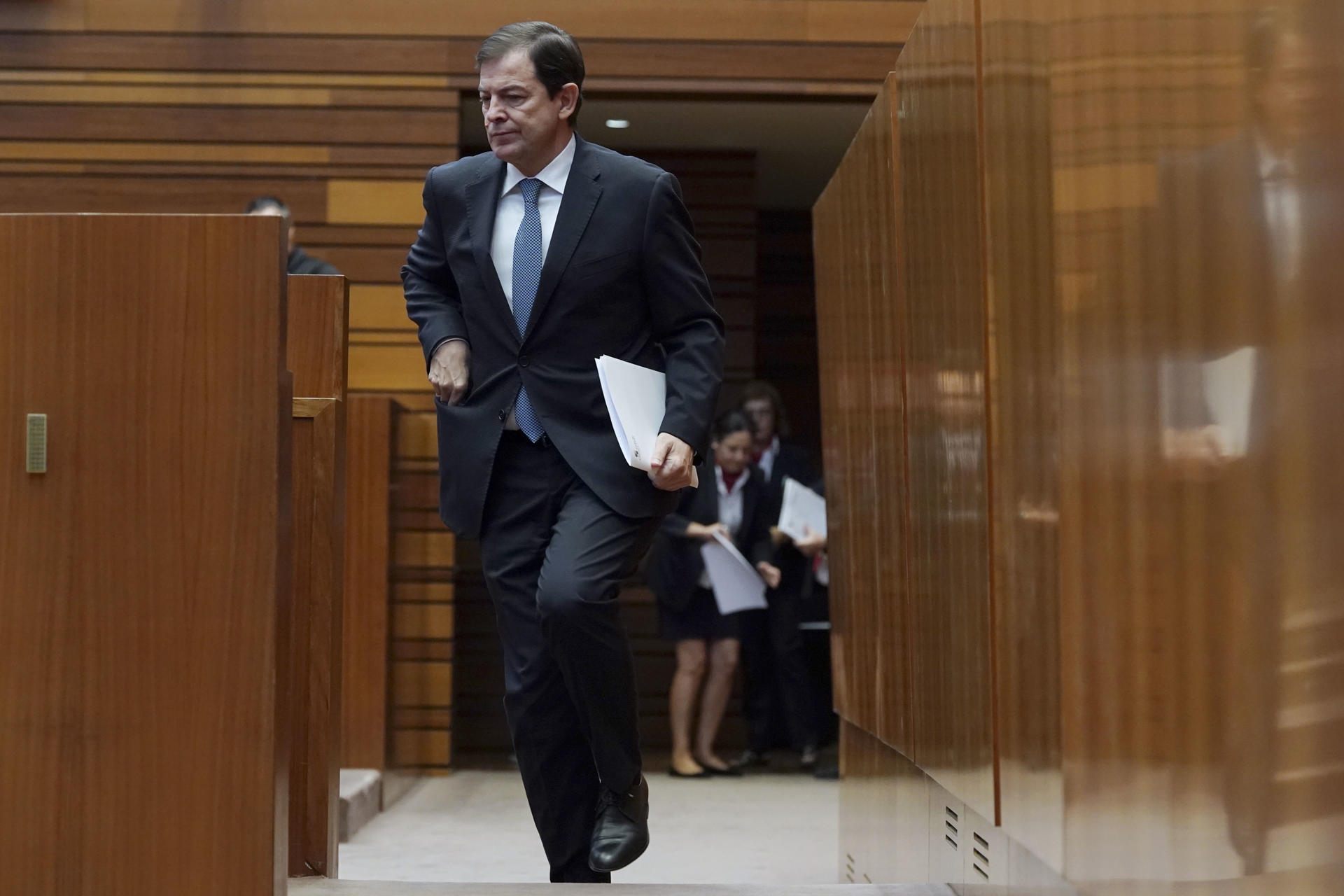 El presidente de la Junta de Castilla y León, Alfonso Fernández Mañueco (PP), comparece ante el pleno extraordinario de las Cortes de Castilla y León para analizar su gestión de la prevención y extinción de incendios forestales en esta comunidad. EFE/Nacho Gallego
