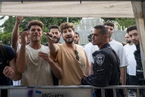 La inauguración de un campamento pacifista para pedir el fin de la ofensiva de Israel contra Gaza en la Plaza Dizingoff de Tel Aviv terminó convertido este domingo, ante una policía impasible, en una escena en la que los activistas soportaban desde sus sillas los gritos de "¡Traidores!" que les escupía un grupo de ultranacionalistas israelíes. EFE/Magda Gibelli