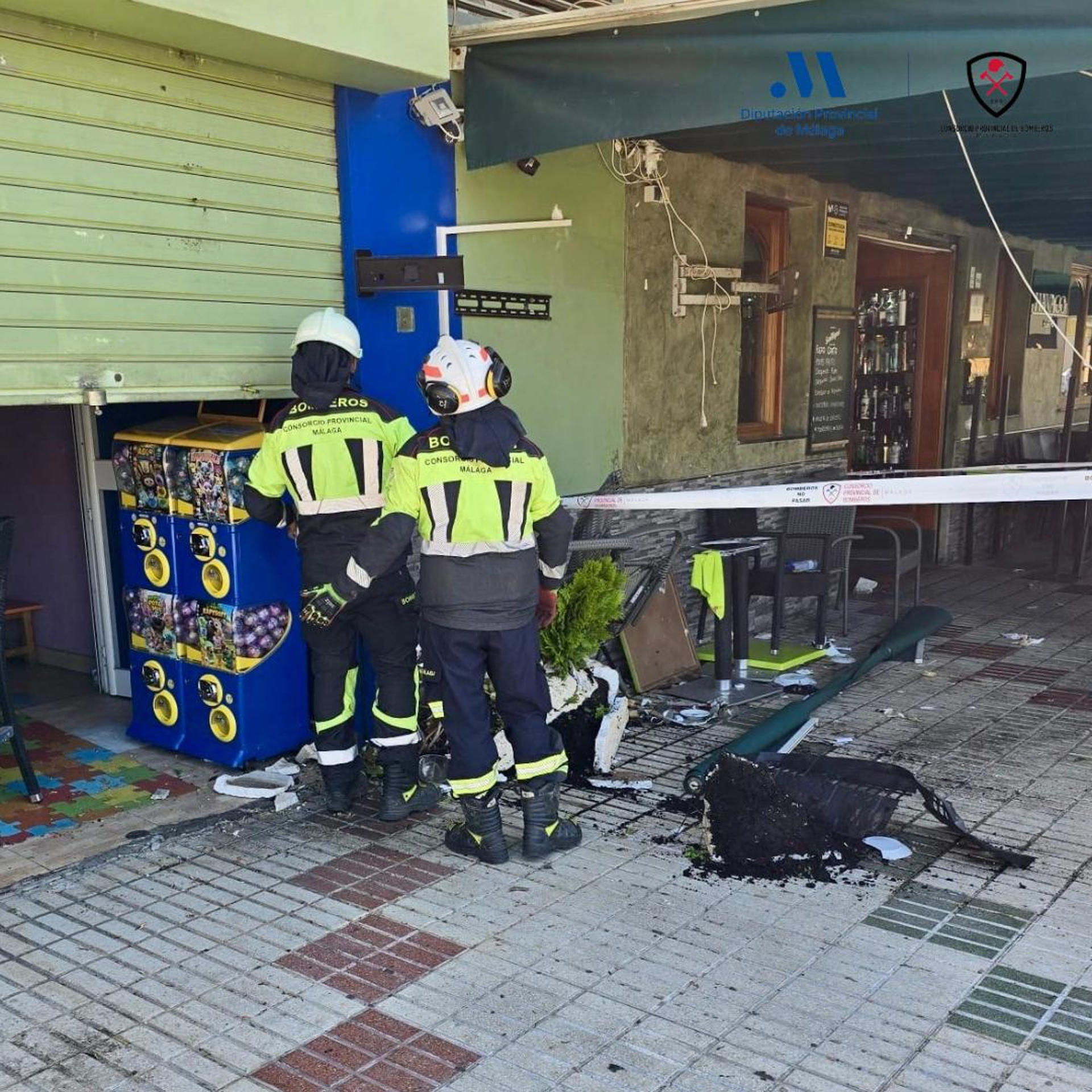 Cuatro personas han resultado heridas este viernes al invadir un coche la terraza de una cafetería y chocar con varias mesas en la localidad malagueña de Rincón de la Victoria (Málaga). EFE/ Diputación de Málaga/SOLO USO EDITORIAL/SOLO DISPONIBLE PARA ILUSTRAR LA NOTICIA QUE ACOMPAÑA (CRÉDITO OBLIGATORIO)